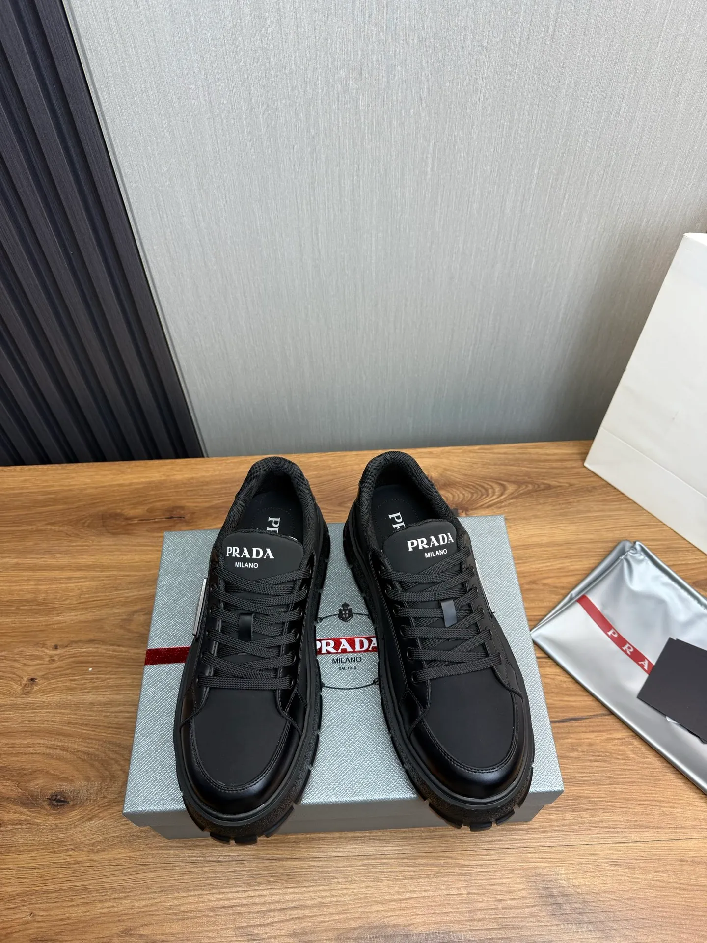 Men's shoes 💰580💰 [PRADA] Autumn and winter hot men's shoes shipped 👏Official website synchronized ⬆️Original fly-woven cowhide fabric + cowhide lining, 1⃣️:1⃣️reproduction, original sole, 38-45 (45. Customized, non-refundable)